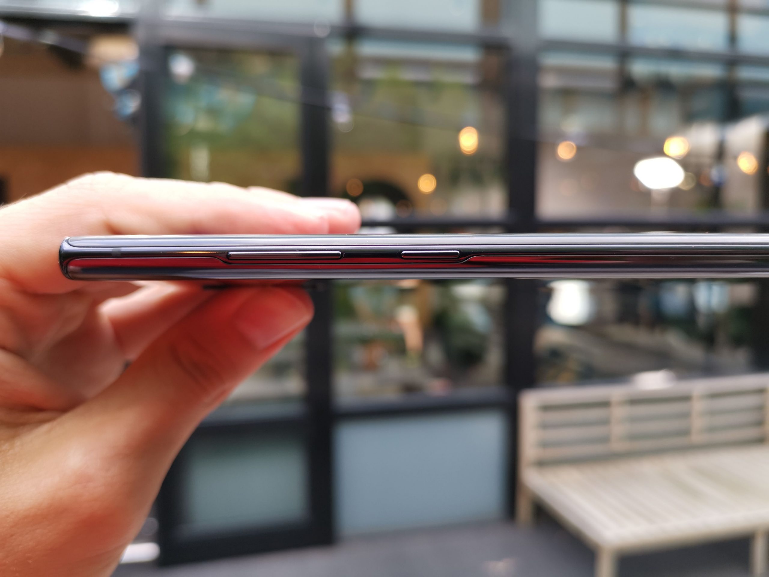 Galaxy Note10 -puhelimissa on nyt painikkeita vain vasemmalla kyljellä.