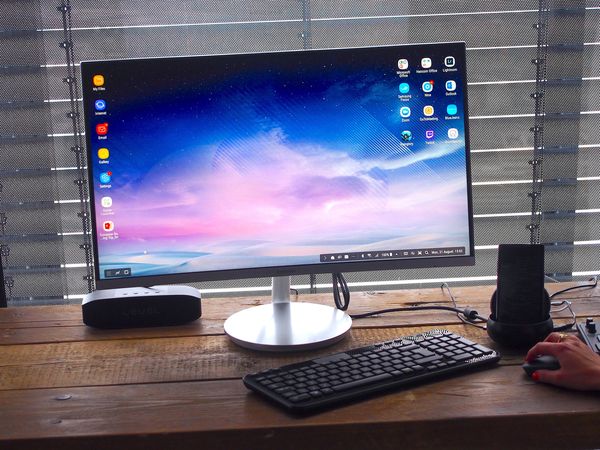 Samsungin DeX-telakalla Galaxy Note8:n voi kytkeä ulkoiseen näyttöön ja ohjainvälineisiin.