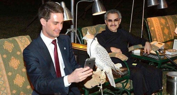 Snapchatin toimitusjohtaja Evan Spiegel yhdessä tuoreen saudisijoittajan Al-Waleed Talalin kanssa.