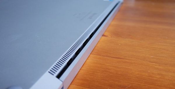 Surface Laptopin takaa löytyvät tuulettimille tehdy aukot.