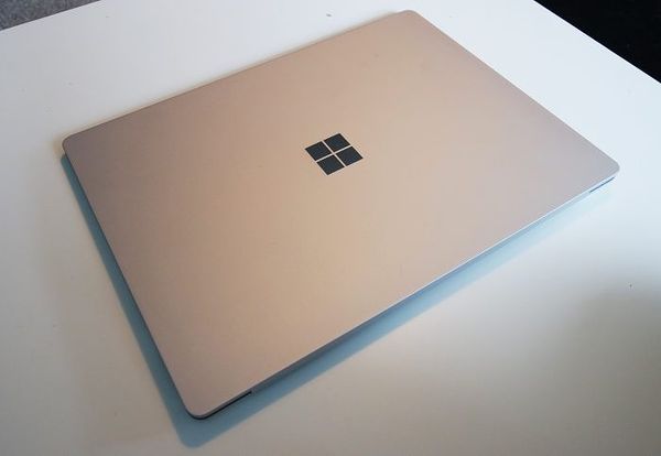 Microsoftin Surface Laptop on ulkoisesti yksinekrtainen ja tyylikäs.