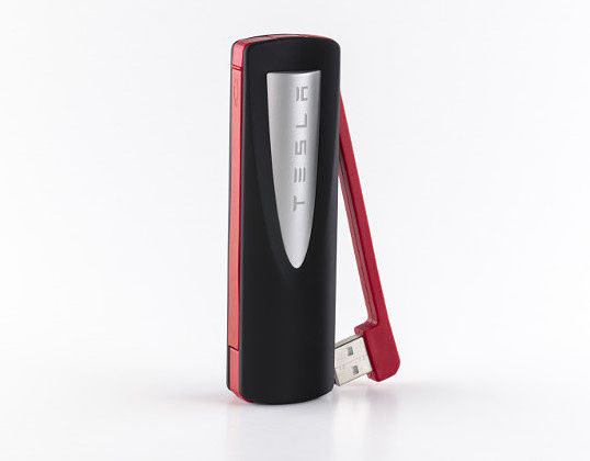 Tesla Powerbank itse ladataan USB-liittimen kautta.