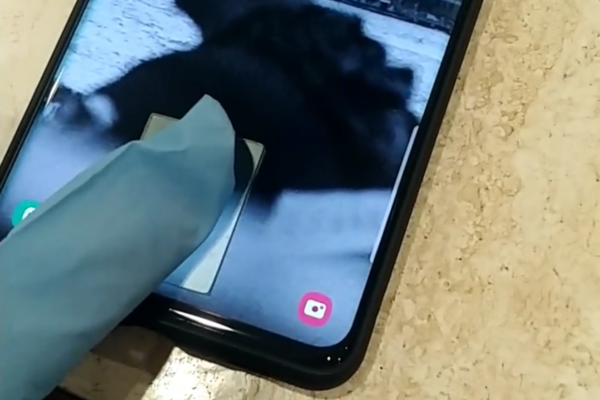 3D-tulostettu sormi avasi Galaxy S10:n lukituksen leikiten. Kuvakaappaus Imgurissa julkaistulta videolta.