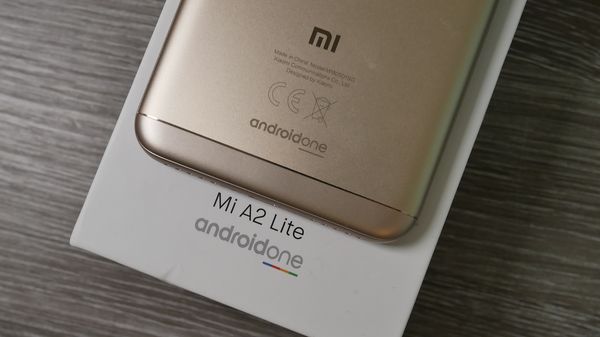 Sekä Mi A2 Lite että sen myyntipakkaus kertovat, että se kuuluu Android One -ohjelmaan.