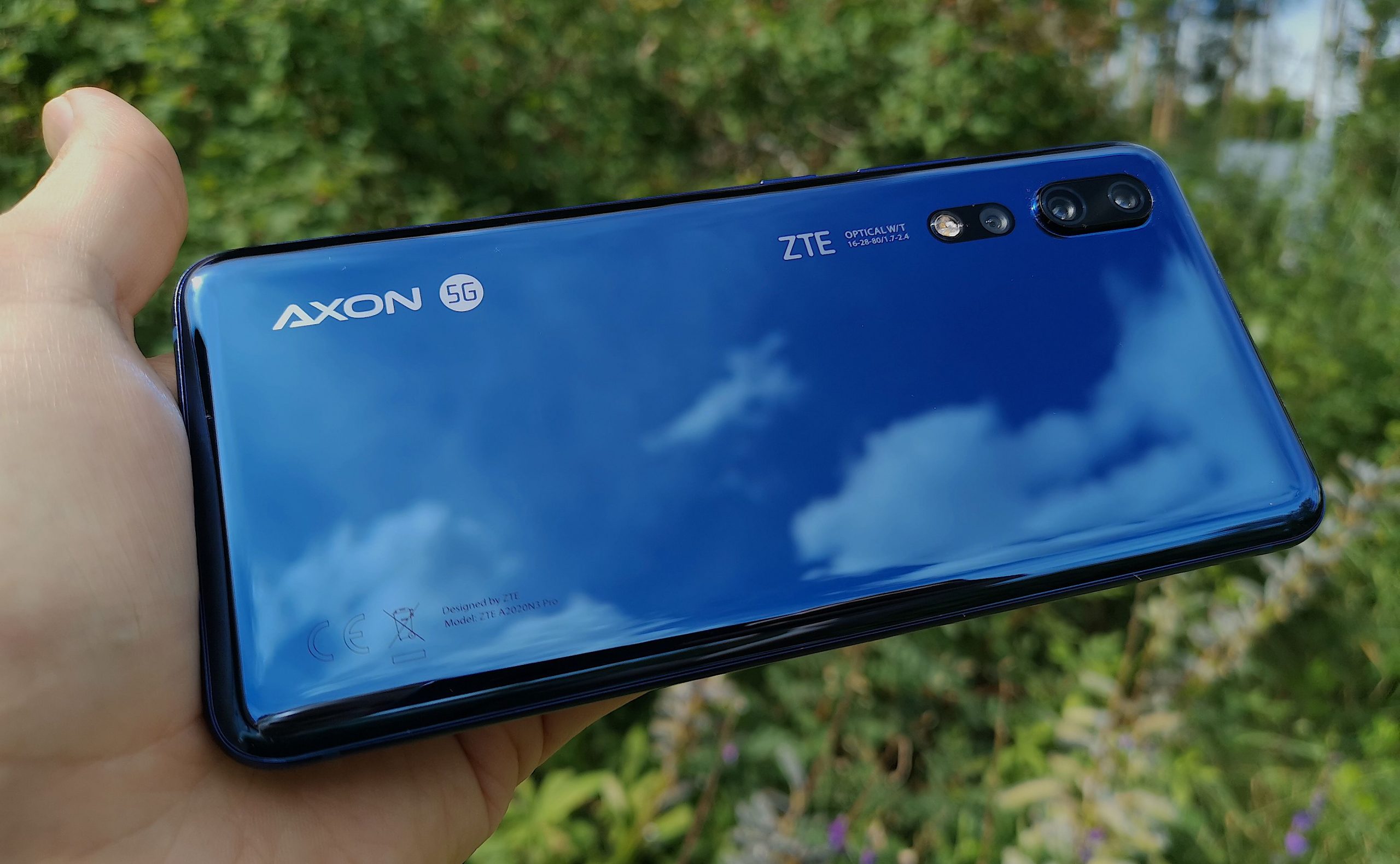Takaa sinipintainen ZTE Axon 10 Pro 5G on hyvin kiiltävä.