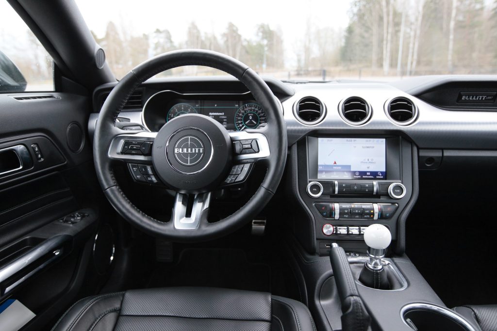 ford_mustang_bullitt_kuljettaja