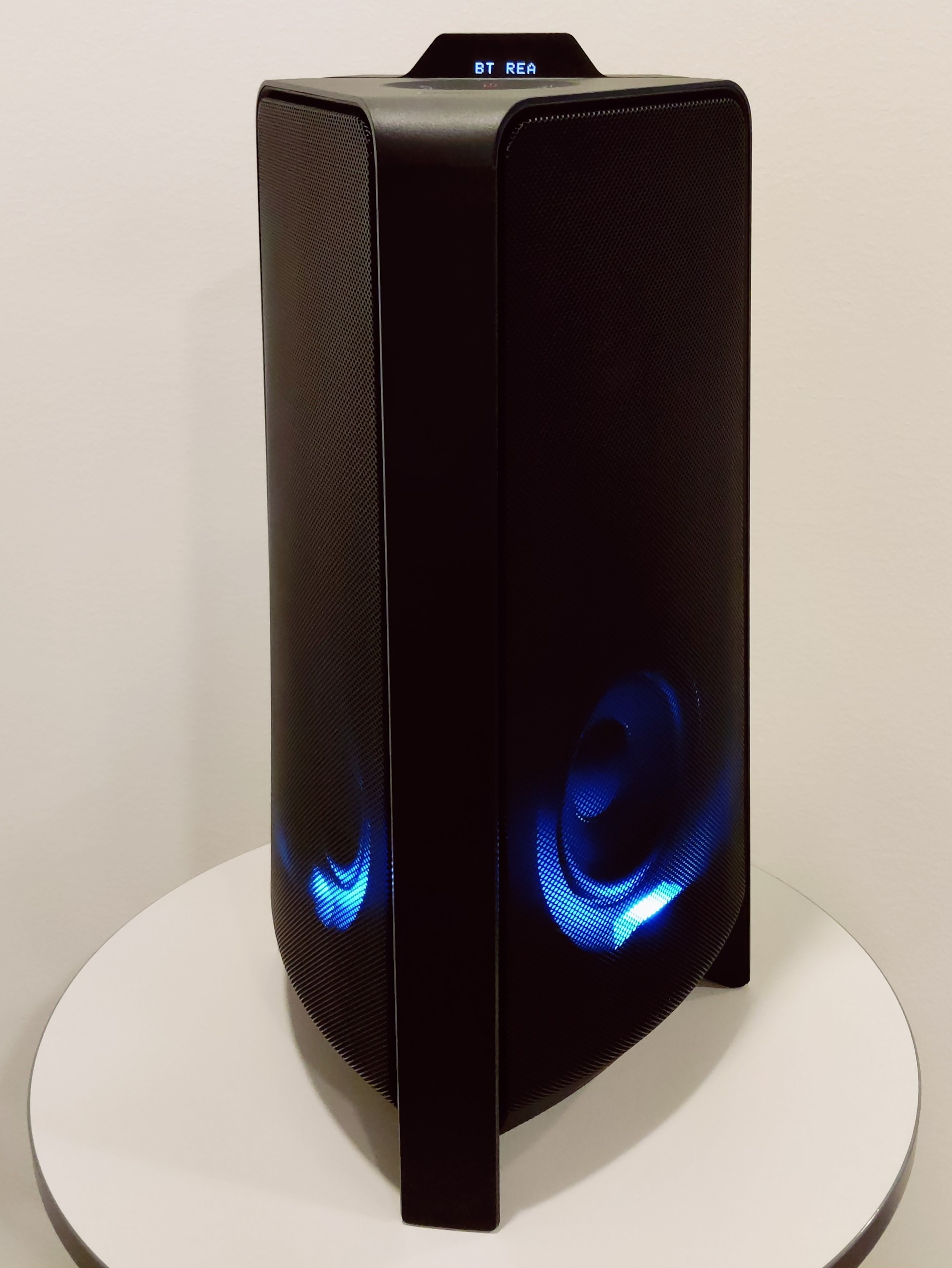 Samsung Sound Tower MXT50 Nupit kaakkoon ja bileet pystyyn