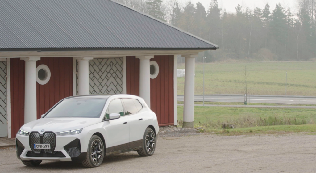 Annina Pohjonen ja BMW iX xDrive 40.