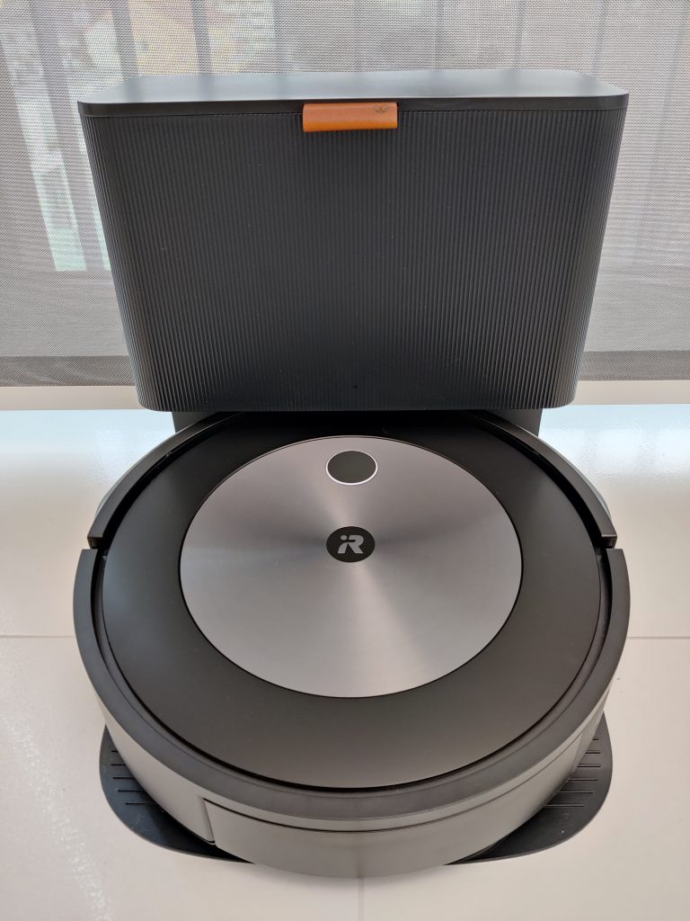 iRobot Roomba J7+ CleanBase