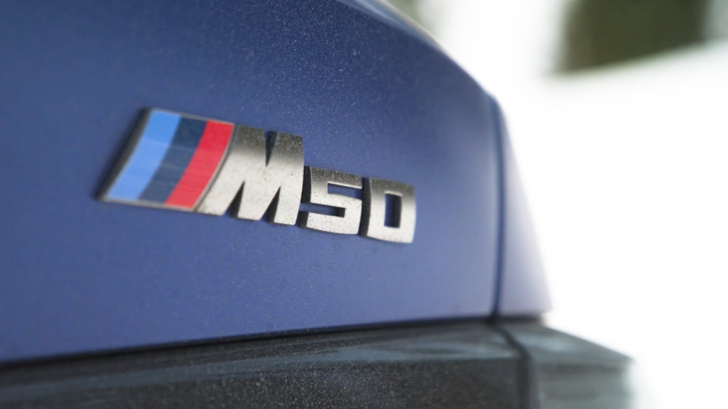 BMW:n urheilullinen M-kirjain koristaa i4:n takapäätä.
