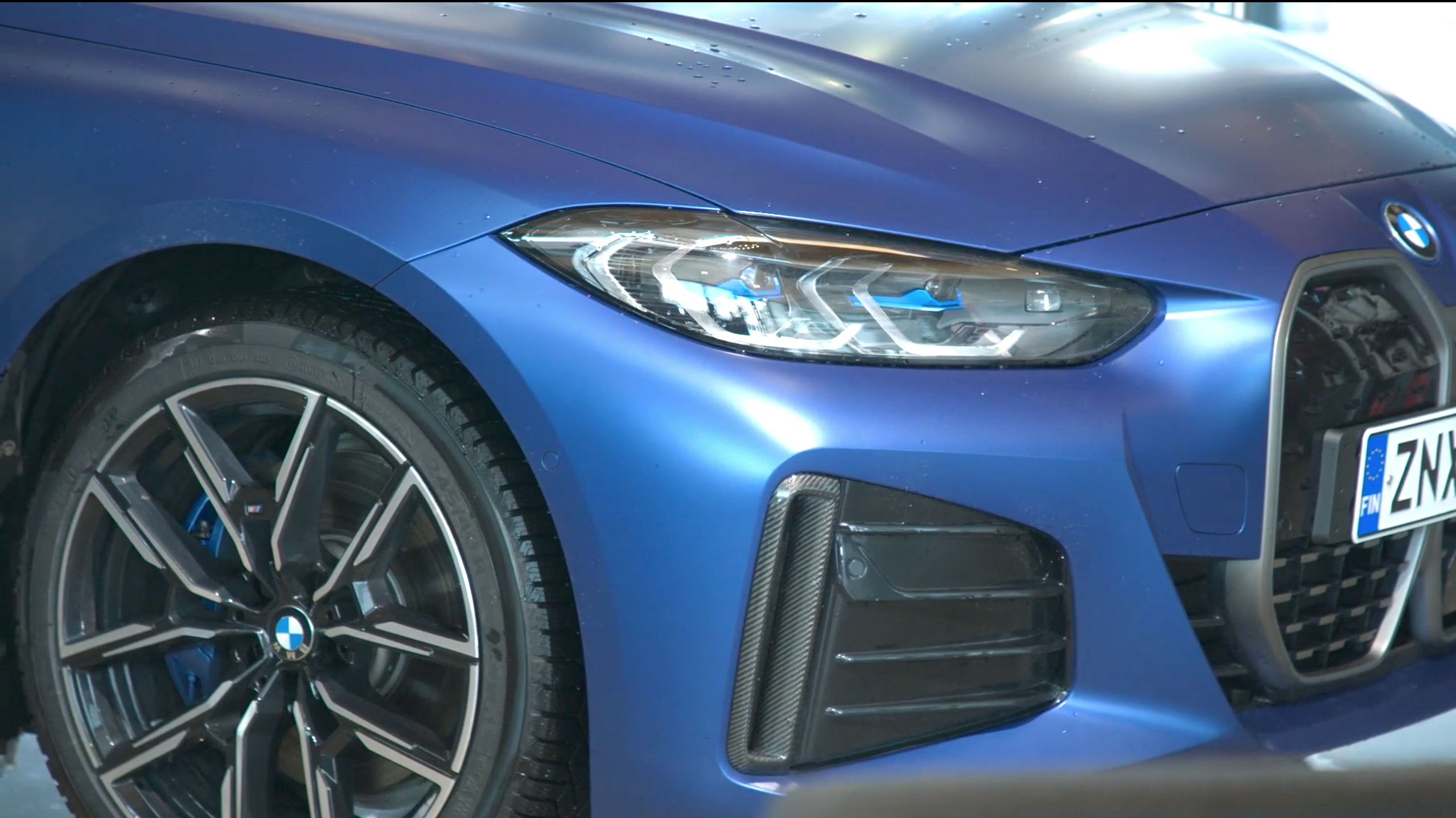 BMW i4 -täyssähköauton muotoilu on silmiä hivelevää.