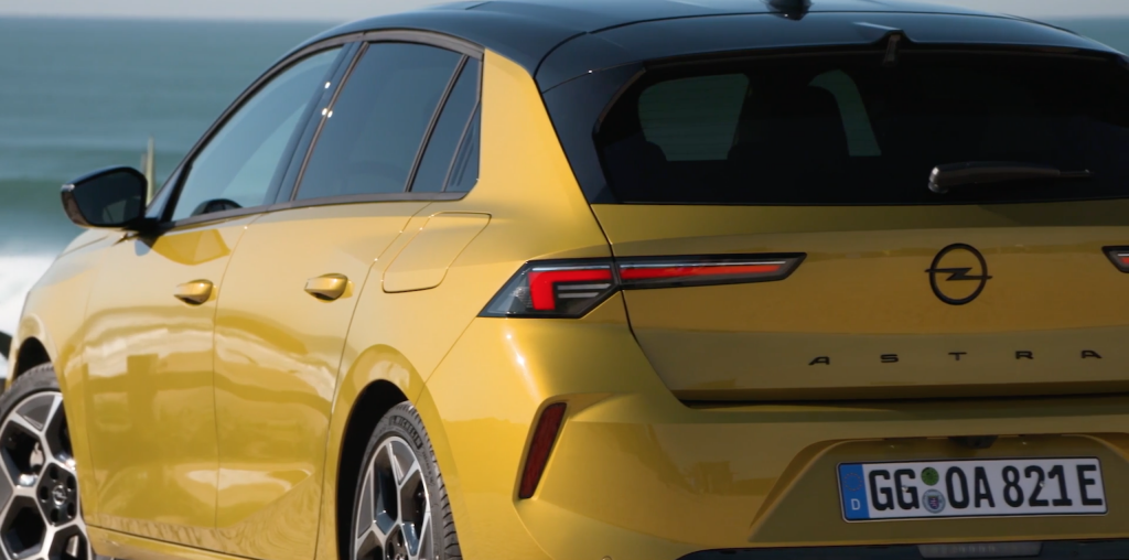 Vauhtikaksikko, Opel Astra GS Line hybridi Kuusamossa.